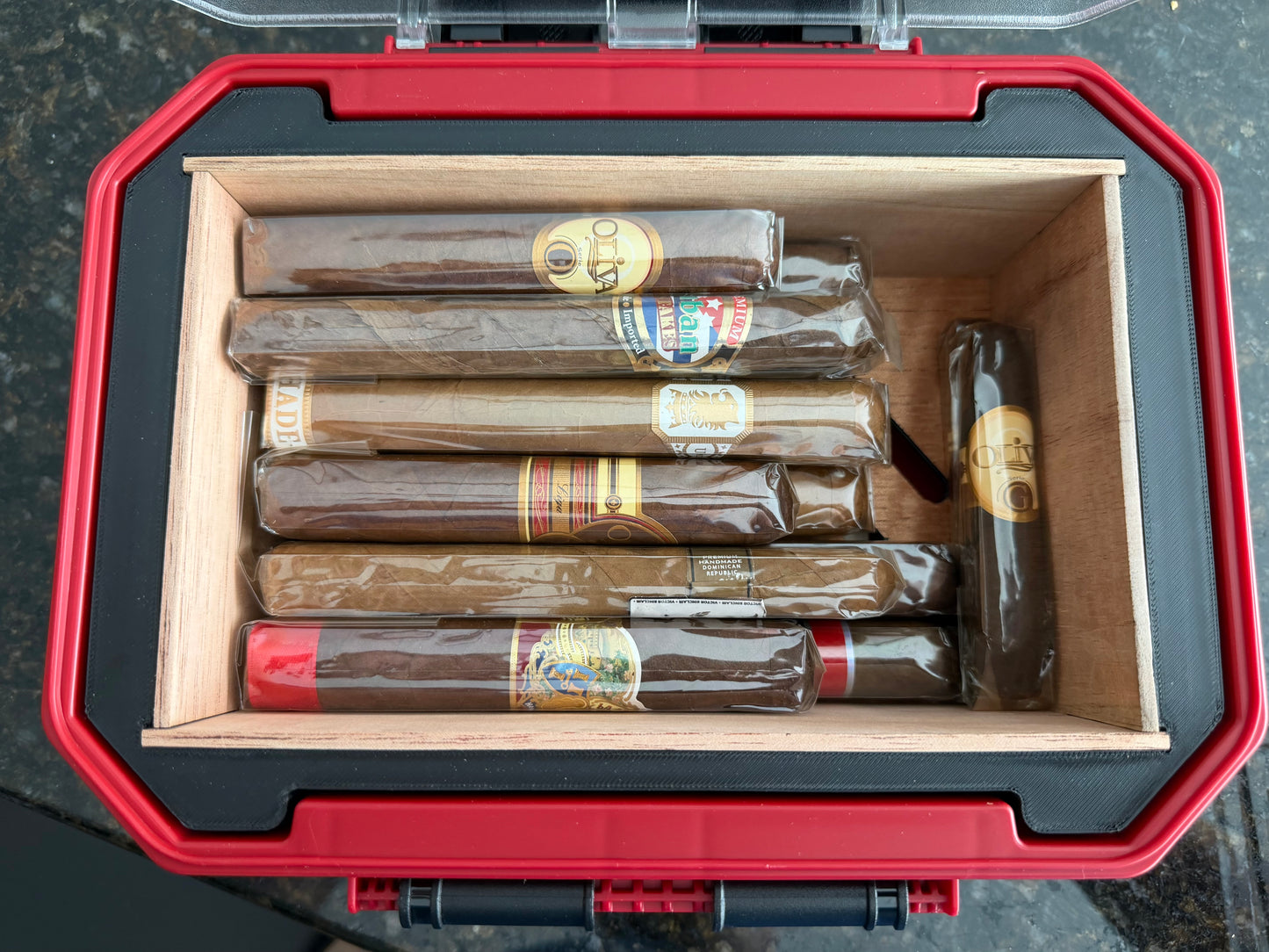Humidor Husky 0.8 gal waterproof storage bin - 100% Cedar interior