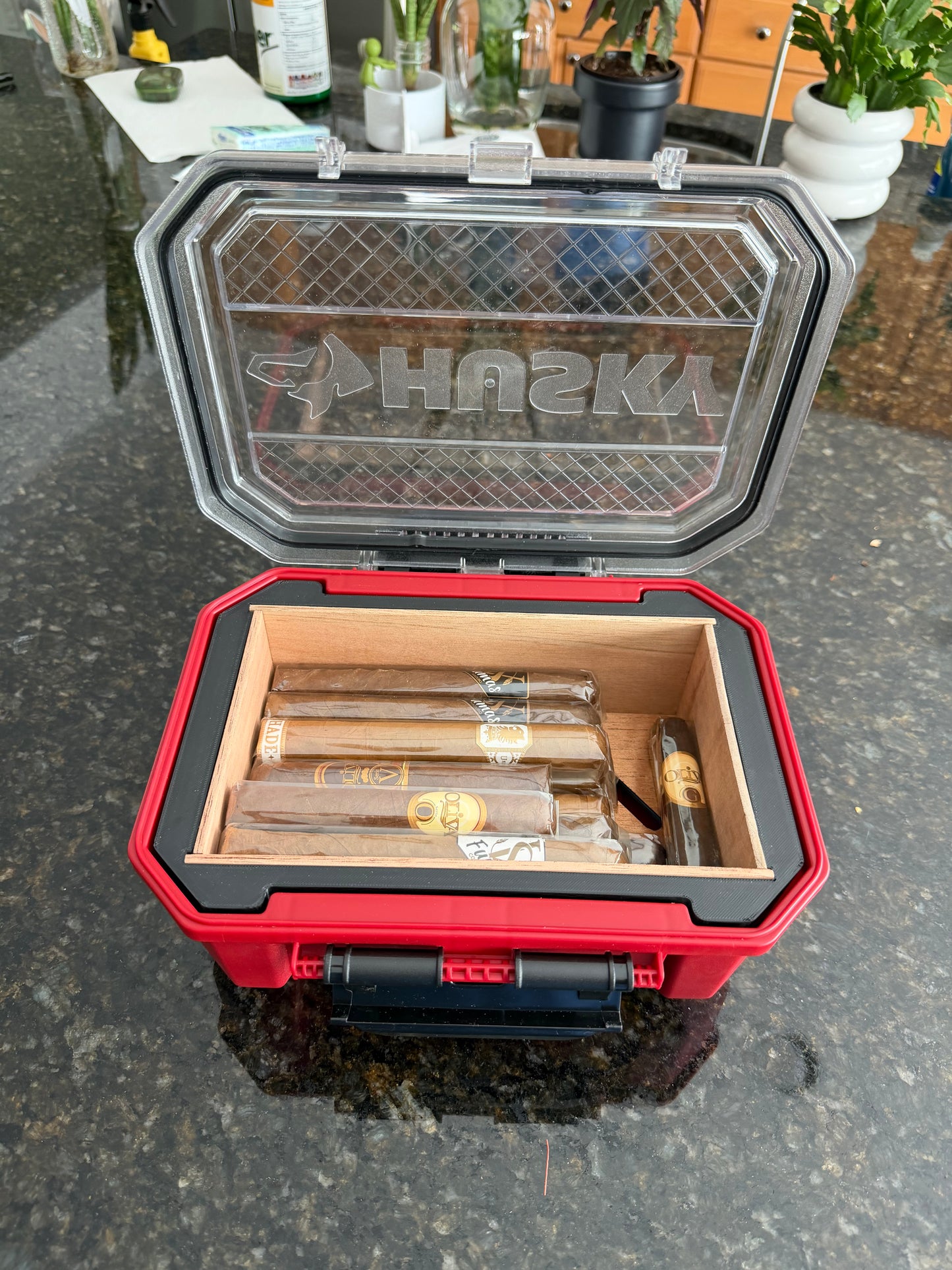 Humidor Husky 0.8 gal waterproof storage bin - 100% Cedar interior