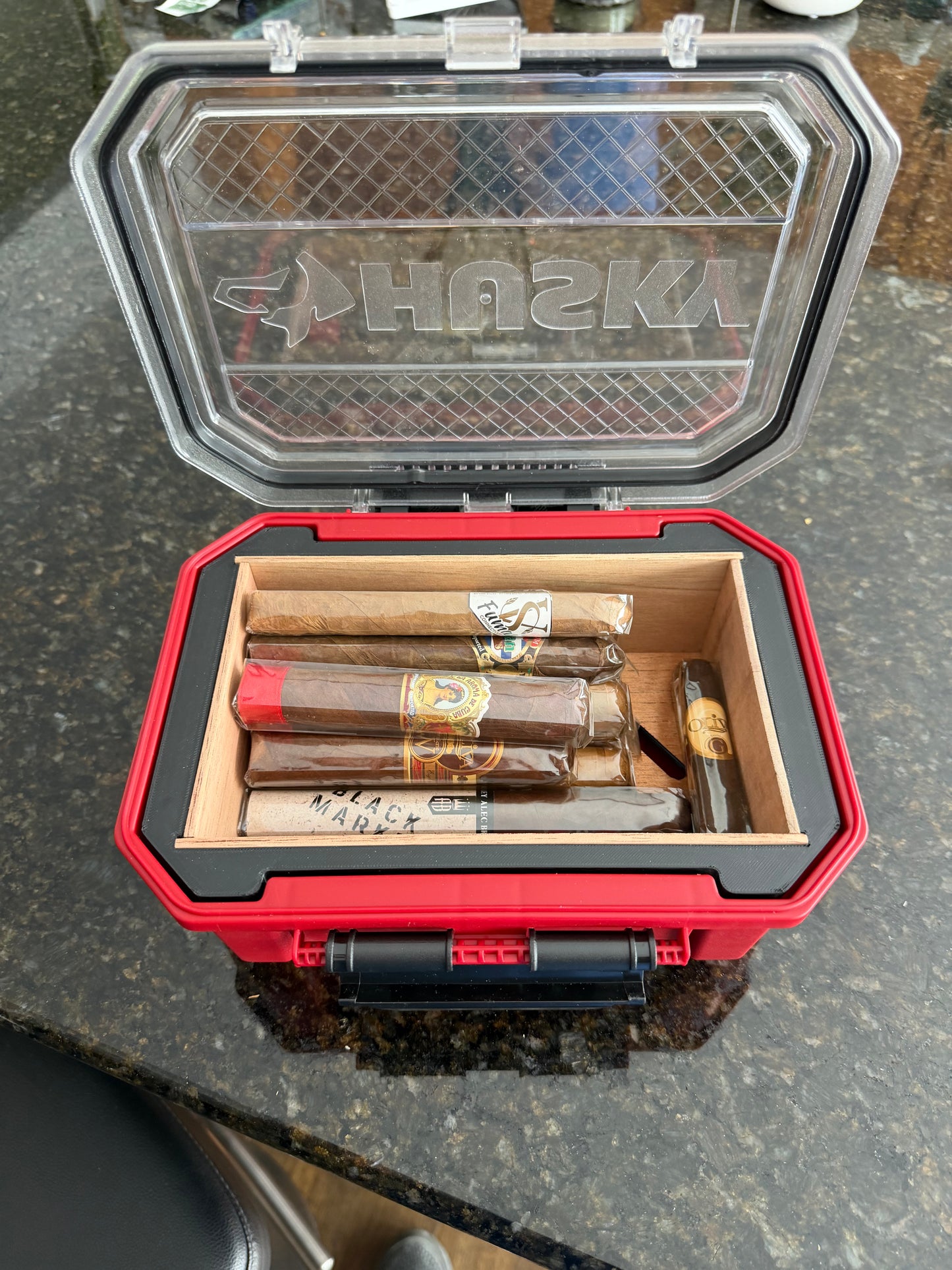 Humidor Husky 0.8 gal waterproof storage bin - 100% Cedar interior