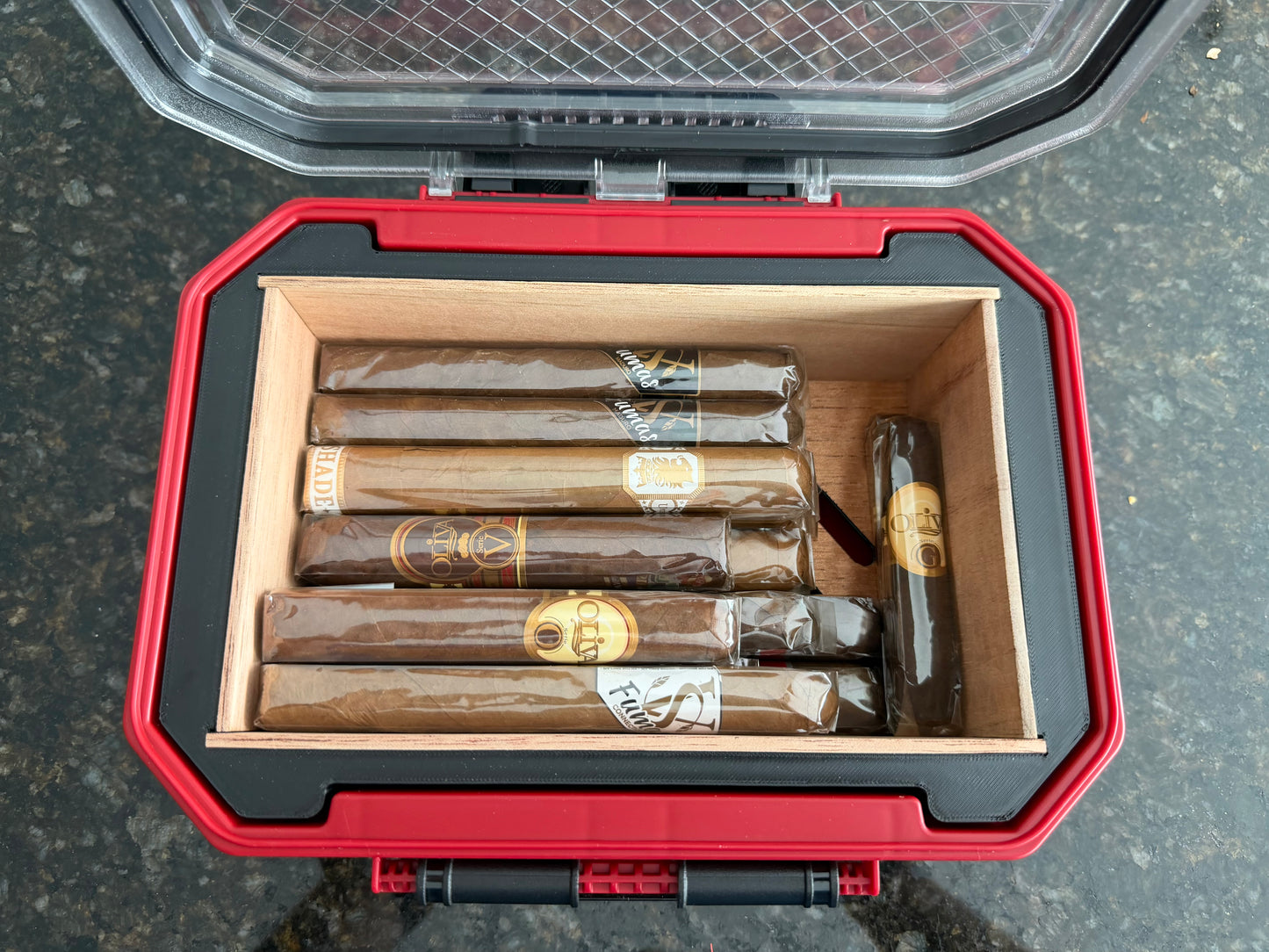 Humidor Husky 0.8 gal waterproof storage bin - 100% Cedar interior