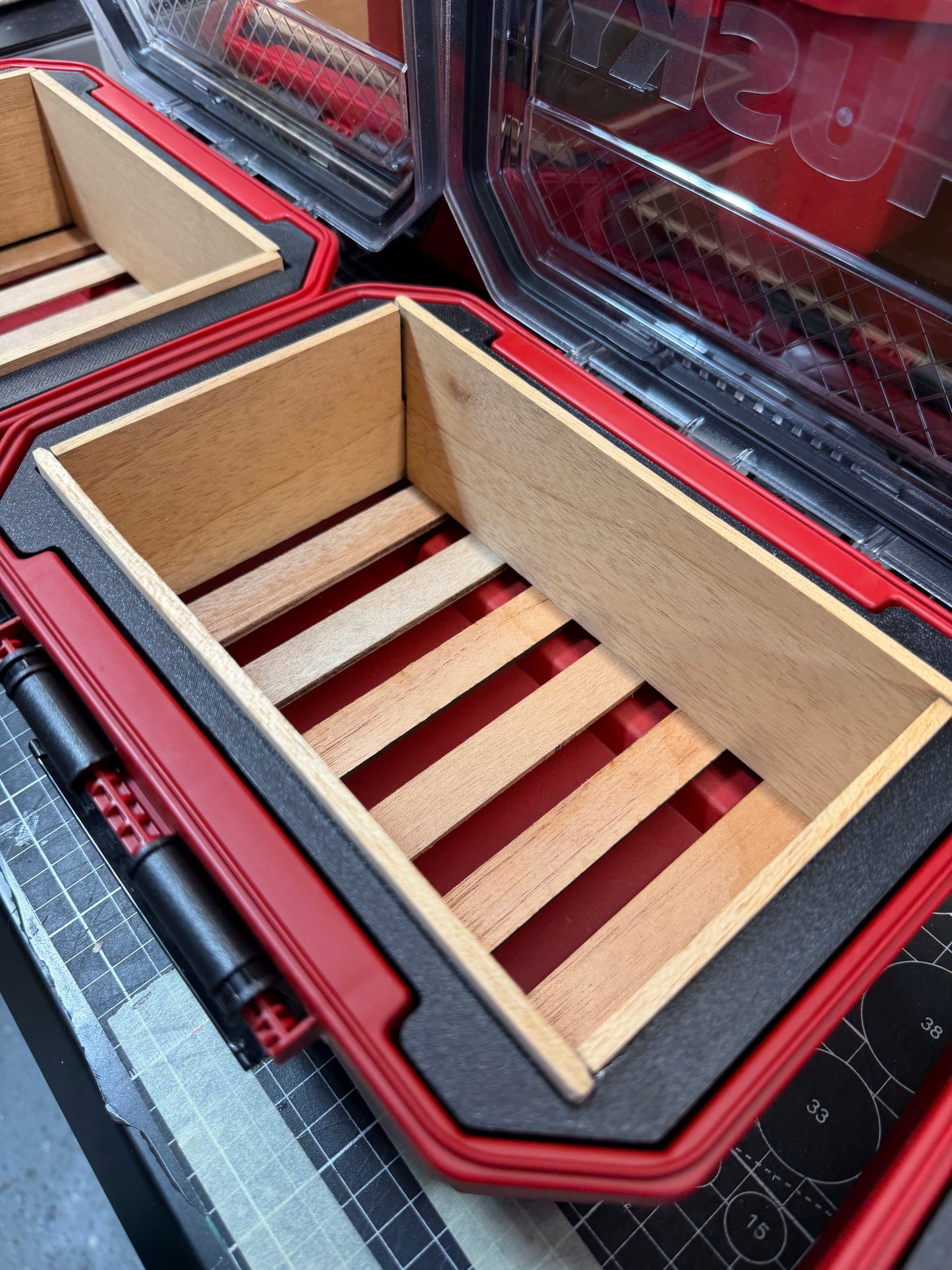 Humidor Husky 0.8 gal waterproof storage bin - 100% Cedar interior