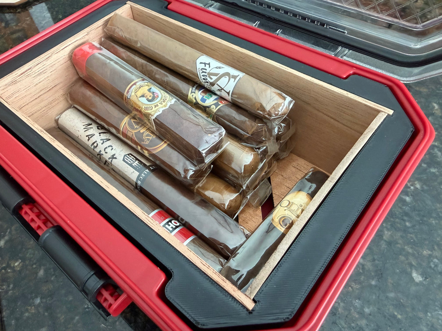 Humidor Husky 0.8 gal waterproof storage bin - 100% Cedar interior
